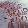 ARCHIV - 28.04.2019, Bayern, Kempten: Mehrere 500-Euro-Scheine liegen auf einem Tisch.  Seit knapp einem Jahr geben die Notenbanken im Euroraum keine neuen 500-Euro-Scheine mehr heraus. Doch die wertvollste Euro-Banknote erfreut sich nach wie vor großer Beliebtheit. Foto: Karl-Josef Hildenbrand/dpa +++ dpa-Bildfunk +++