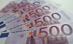 ARCHIV - 28.04.2019, Bayern, Kempten: Mehrere 500-Euro-Scheine liegen auf einem Tisch.  Seit knapp einem Jahr geben die Notenbanken im Euroraum keine neuen 500-Euro-Scheine mehr heraus. Doch die wertvollste Euro-Banknote erfreut sich nach wie vor großer Beliebtheit. Foto: Karl-Josef Hildenbrand/dpa +++ dpa-Bildfunk +++