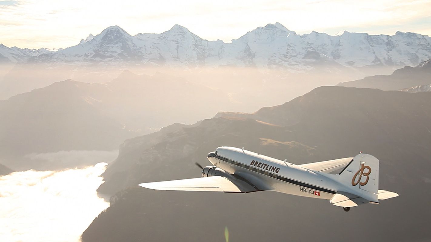 Die Breitling DC-3 vor dem majestätischen Alpenpanorama mit Eiger, Mönch und Jungfrau.