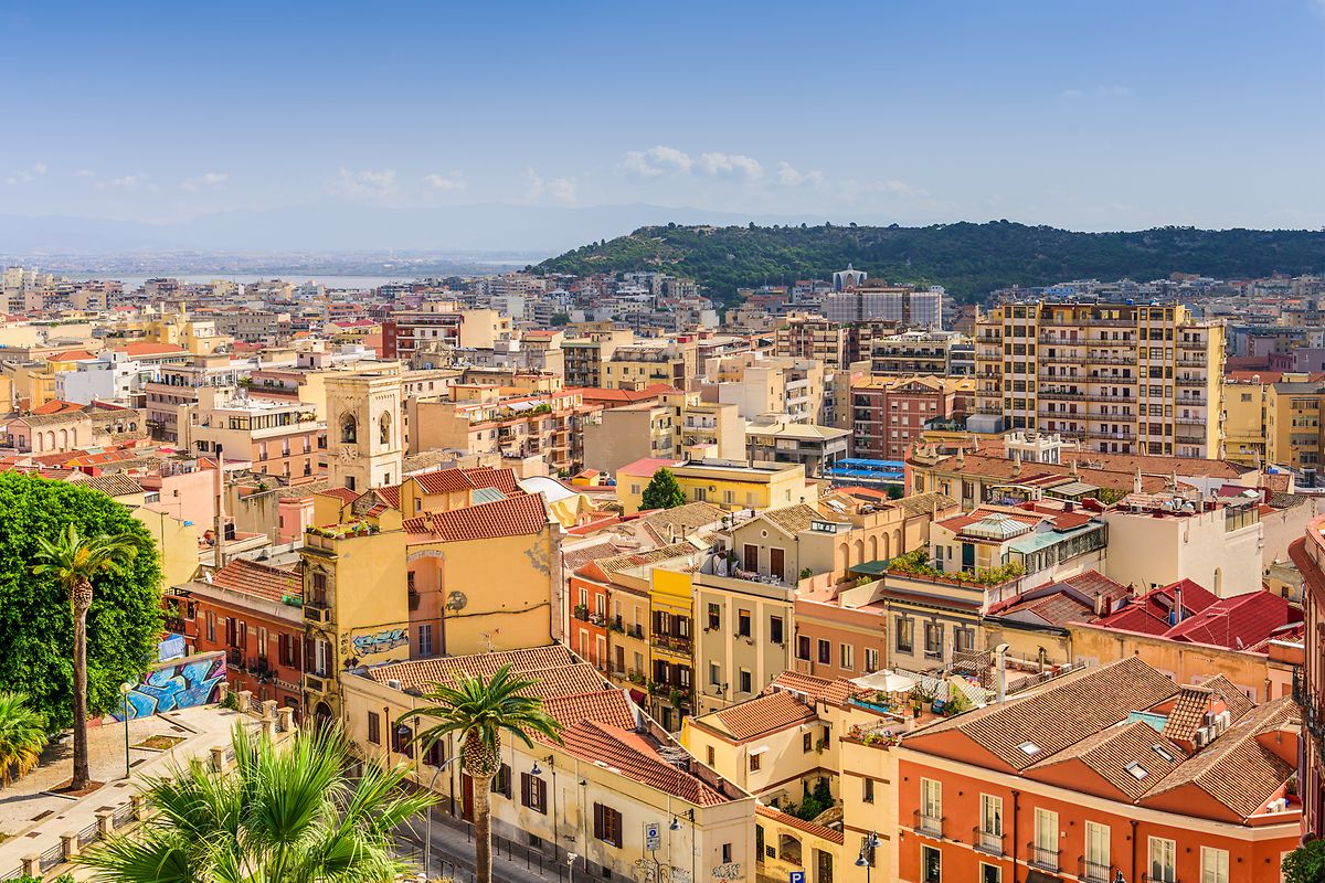 Die Inselhauptstadt Cagliari zählt rund 150 000 Einwohner. Sie ist auch das kulturelle und wirtschaftliche Zentrum Sardiniens.