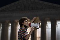 Abtreibungsbefürworterin demonstriert vor dem Obersten Gerichtshof in Washington.