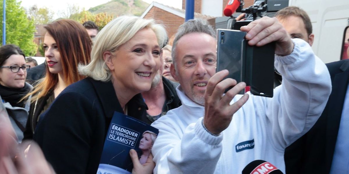 Marine Le Pen en campagne sur le marché de Rouvroy, dans le nord de la France, ce lundi matin