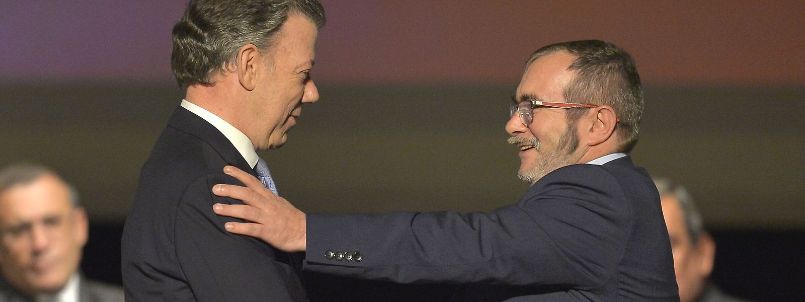 Der kolumbianische Präsident Juan Manuel Santos und "Timochenko", Anführer der FARC-Guerilla, nach der Unterschrift des Friedensvertrages.