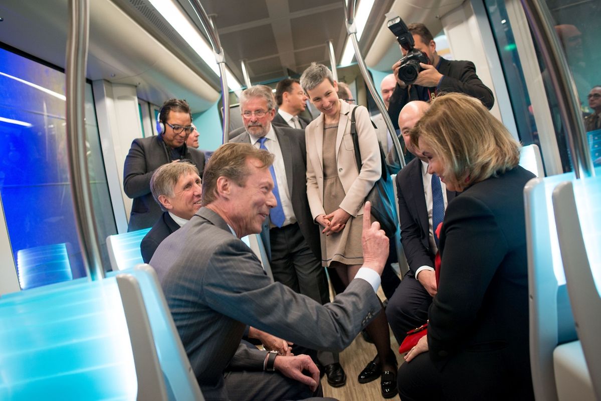 Auf dem Weg zu den Ausstellern: Das großherzogliche Paar auf Stippvisite auf der Frühjahrsmesse. 