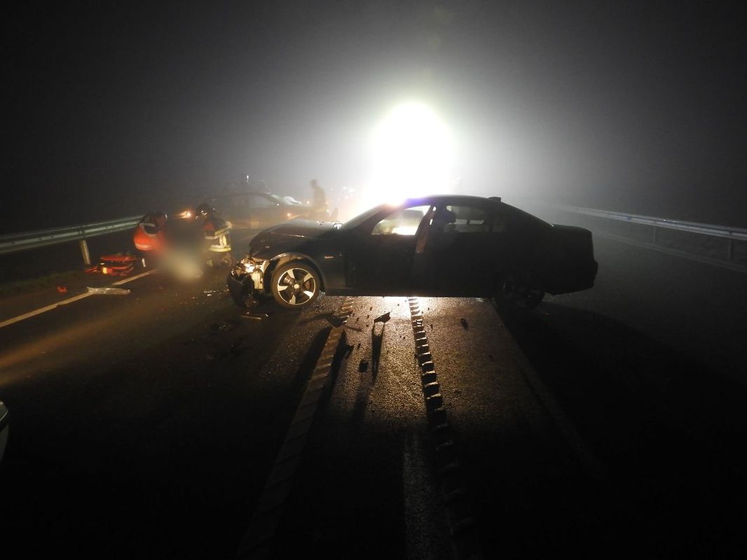 Bei dem Unfall wurden zwei Personen schwer und eine leicht verletzt. 