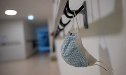 04.01.2021, Baden-Württemberg, Ditzingen: Eine Maske hängt in einer Gemeinschaftsschule. Die Kultusminister und Kultusministerinnen der Länder beraten in Schaltkonferenz über Vorgehen an Schulen nach den Ferien. Foto: Sebastian Gollnow/dpa +++ dpa-Bildfunk +++