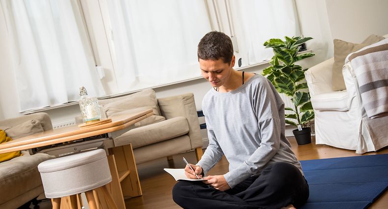 ILLUSTRATION - Zum Themendienst-Bericht von Elena Zelle vom 23. November 2020: Aus dem Kopf aufs Papier: Wer in der Freizeit ständig über Job-Probleme nachdenkt, kann versuchen, seine Gedanken durch Notizen zu ordnen. Foto: Christin Klose/dpa-tmn - Honorarfrei nur für Bezieher des dpa-Themendienstes +++ dpa-Themendienst +++