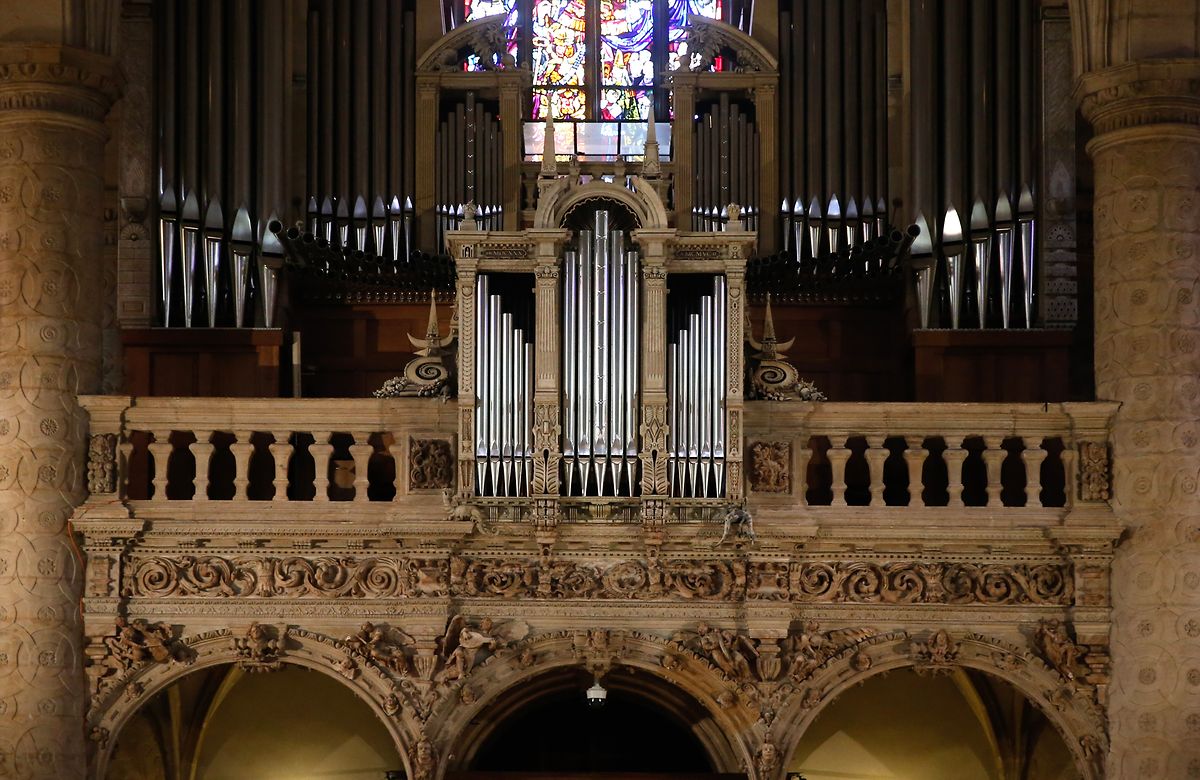 Schlichter als die schimmernden Pfeifen der Orgel, sind die Säulen der weißen Balustrade. Doch sie erzählt eine Geschichte, und die ist sogar älter als die Jesuitenkirche selbst. 