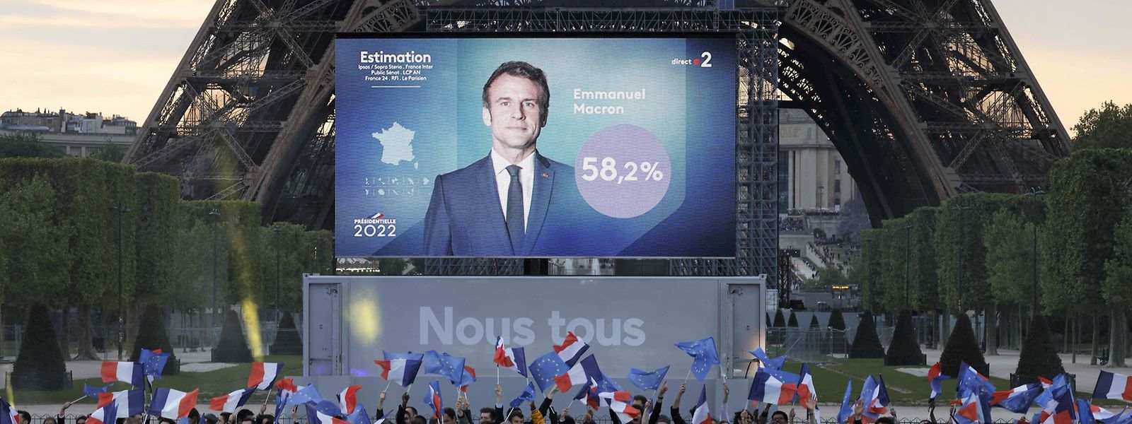 Wie die Sender France 2 und TF1 am Sonntagabend berichteten, setzte sich Emmanuel Macron deutlich gegen die rechtsnationale EU-Kritikerin Marine Le Pen durch. Der amtierende Präsident gewann laut Hochrechnungen von IPSOS die Stichwahl mit 58,2 Prozent der Stimmen. 