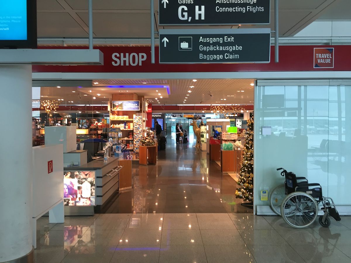 Im Hintergrund die Passkontrolle. Von dort gelangen Transitpassagiere durch eine Verkaufsgalerie auf gleicher Ebene direkt zum Flugsteig. Kurze Wege sind ein Plus des Münchner Drehkreuzes. 