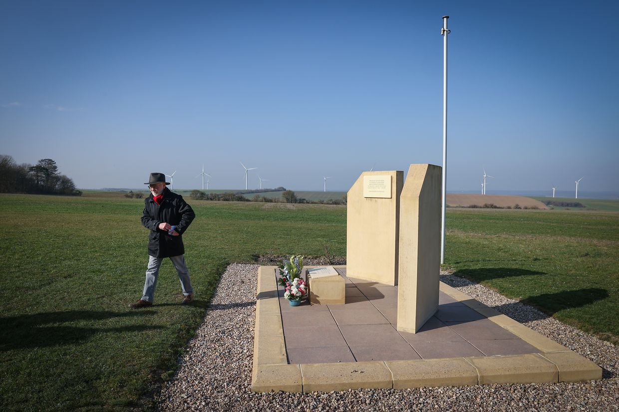 La stèle du Ban Saint-Jean a été inaugurée en 2012. Elle se situe à l'endroit où se trouvent 204 fosses communes. On estime le nombre de corps enterrés ici à 20.000.