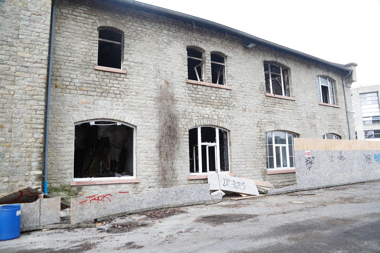 Gespenstisch wirkten die historischen Gemäuer der alten Zapschoul gestern, nachdem die meisten der Feuerwehrleute abgezogen waren. Produziert wurde in diesem Teil der Brauerei seit 2019 nicht mehr. Auch die Zapschoul war damals ausgezogen.