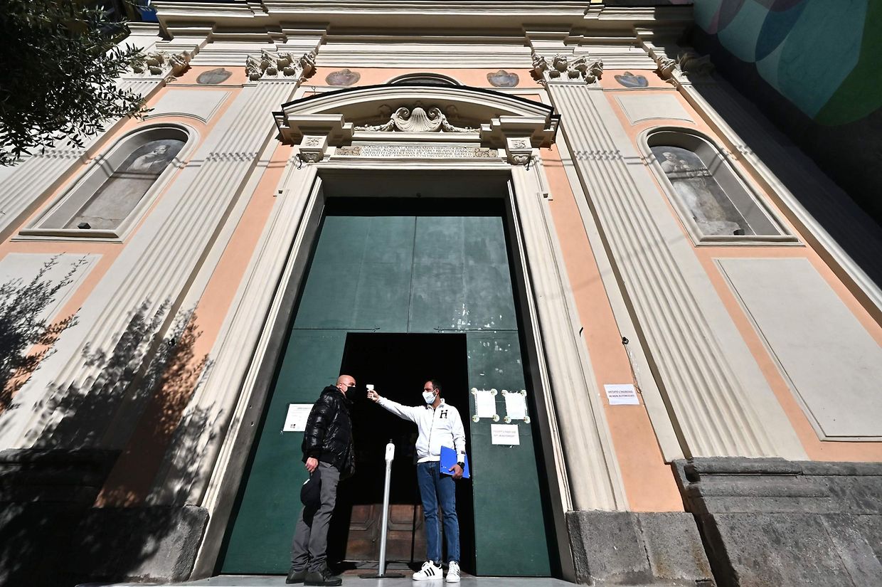 Centro de testes na basílica "San Severo fuori le mura", em Nápoles. 