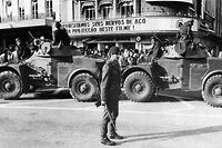 Militares com veiculos blindados na Praça dos Restauradores, em Lisboa, durante a Revolução dos Cravos.