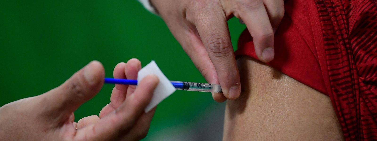 Mais de 70 mil pessoas foram vacinadas na sexta-feira contra a gripe e a covid-19, quase 52 mil com a dose de reforço.