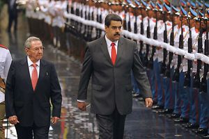 Le président cubain Raul Castro (à gauche) et son homologue vénézuélien Nicolas Maduro passent les troupes en revue sur la Place de la Liberté à La Havanne.