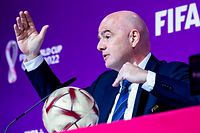 ARCHIV - 16.12.2022, Katar, Doha: Fußball, WM 2022 in Katar, Council-Sitzung des Weltverbands FIFA, Pressekonferenz, FIFA-Präsident Gianni Infantino spricht auf einer PK. (zu dpa: ««Greenwashing»: Verfahren in Schweiz gegen FIFA») Foto: Tom Weller/dpa +++ dpa-Bildfunk +++