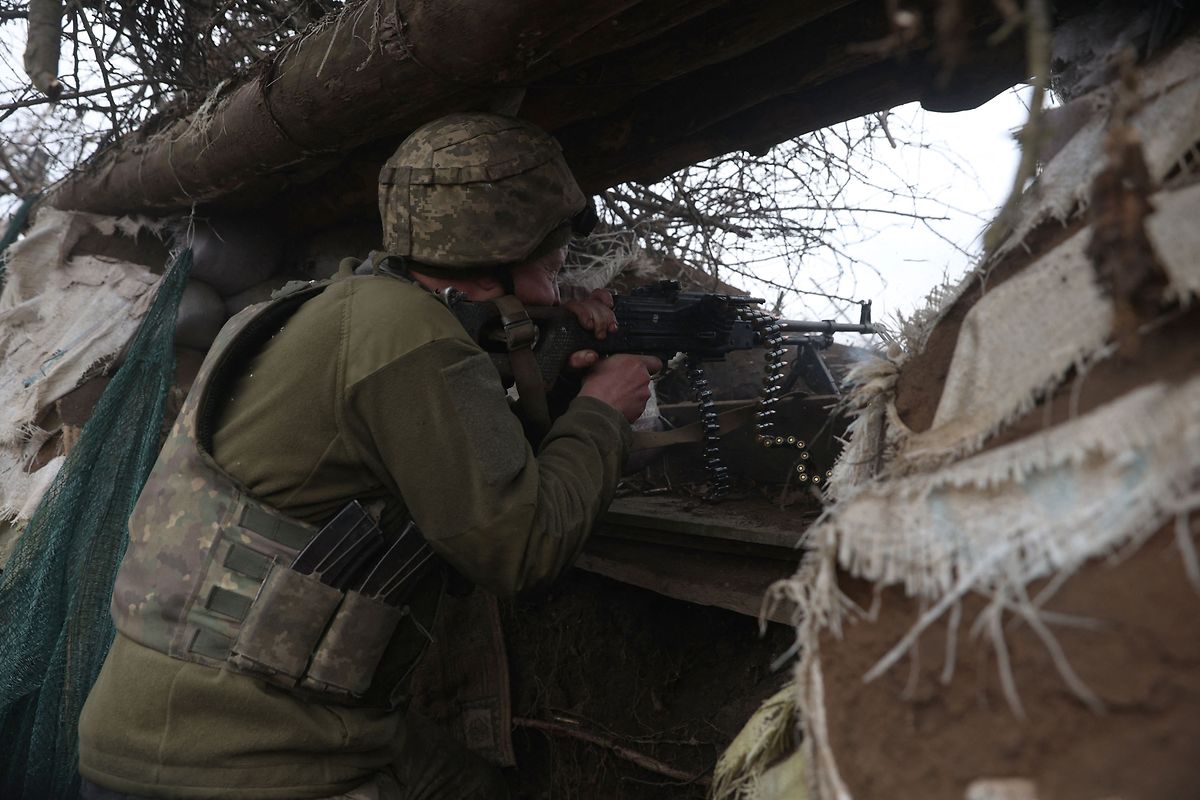 Ein ukrainischer Infanterist hat sich in einem Schützengraben im Osten des Landes verschanzt.