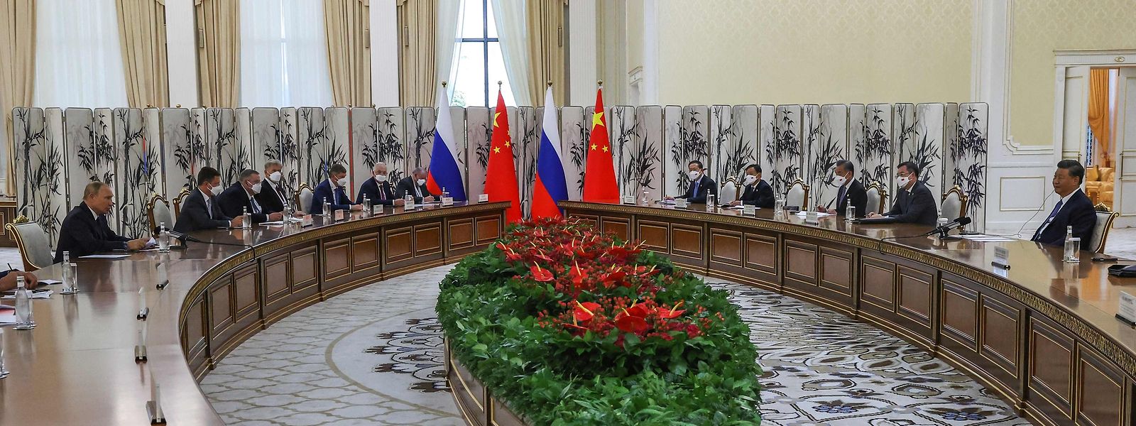 Kremlchef Wladimir Putin (l.) und Chinas Staats- und Parteichef Xi Jinping (r.) treffen am Rande des Gipfels der Organisation für Zusammenarbeit (SCO) in Samarkand zusammen. Nach der internationalen Ächtung wegen seines Angriffskrieges gegen die Ukraine ist das Gipfeltreffen in Usbekistan für Putin eine Gelegenheit, um zu zeigen, dass er keineswegs isoliert ist.
