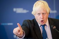 Britain's Foreign Minister Boris Johnson gestures during a press conference in Bratislava, Slovakia on September 26, 2017. / AFP PHOTO / VLADIMIR SIMICEK