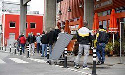 Customers line up in front of a DIY store in Graz, Austria, after it re-opened on April 14, 2020, following a "shutdown" in a measure to limit the spread of the new coronavirus. (Photo by ERWIN SCHERIAU / APA / AFP) / Austria OUT