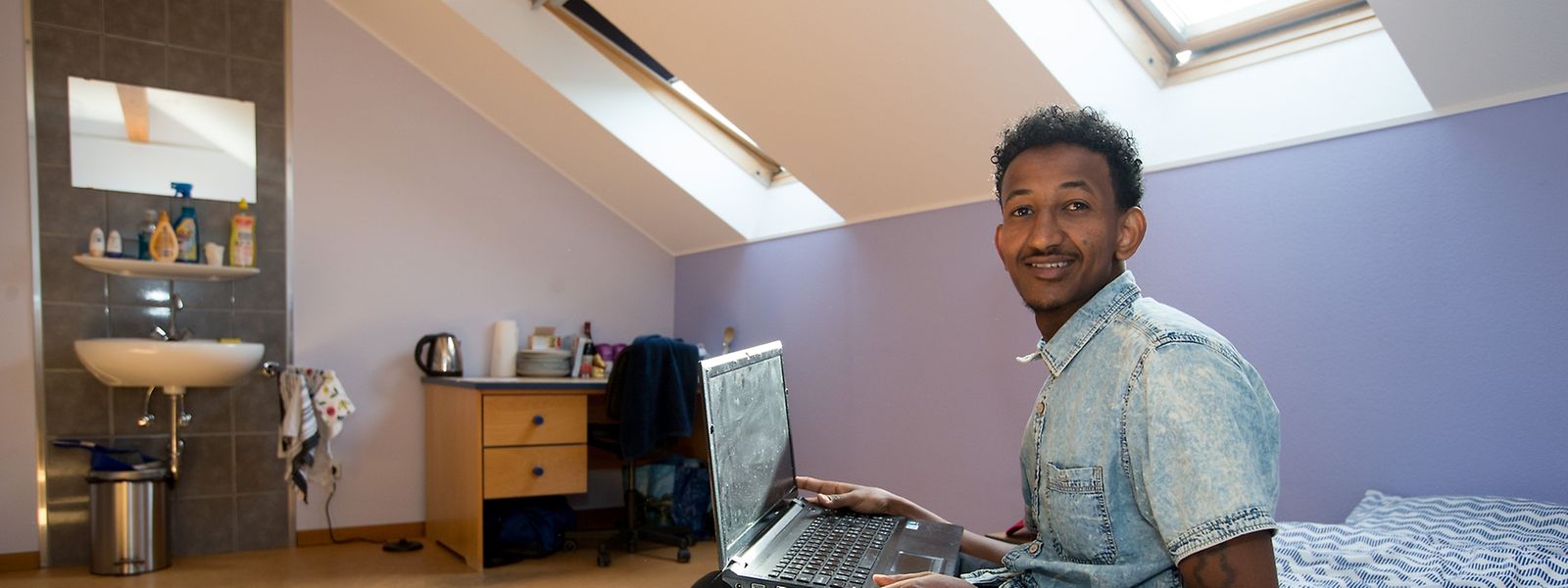 Bei der Einweihung der neuen Struktur im Gebäude des „Club Senior“ zeigt Samuel, aus Eritrea, seinen Gästen stolz sein Zimmer.