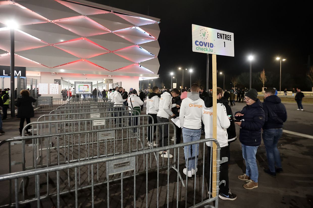 Before the fans could enter the stadium, they went to check the Kovid at the entrance.