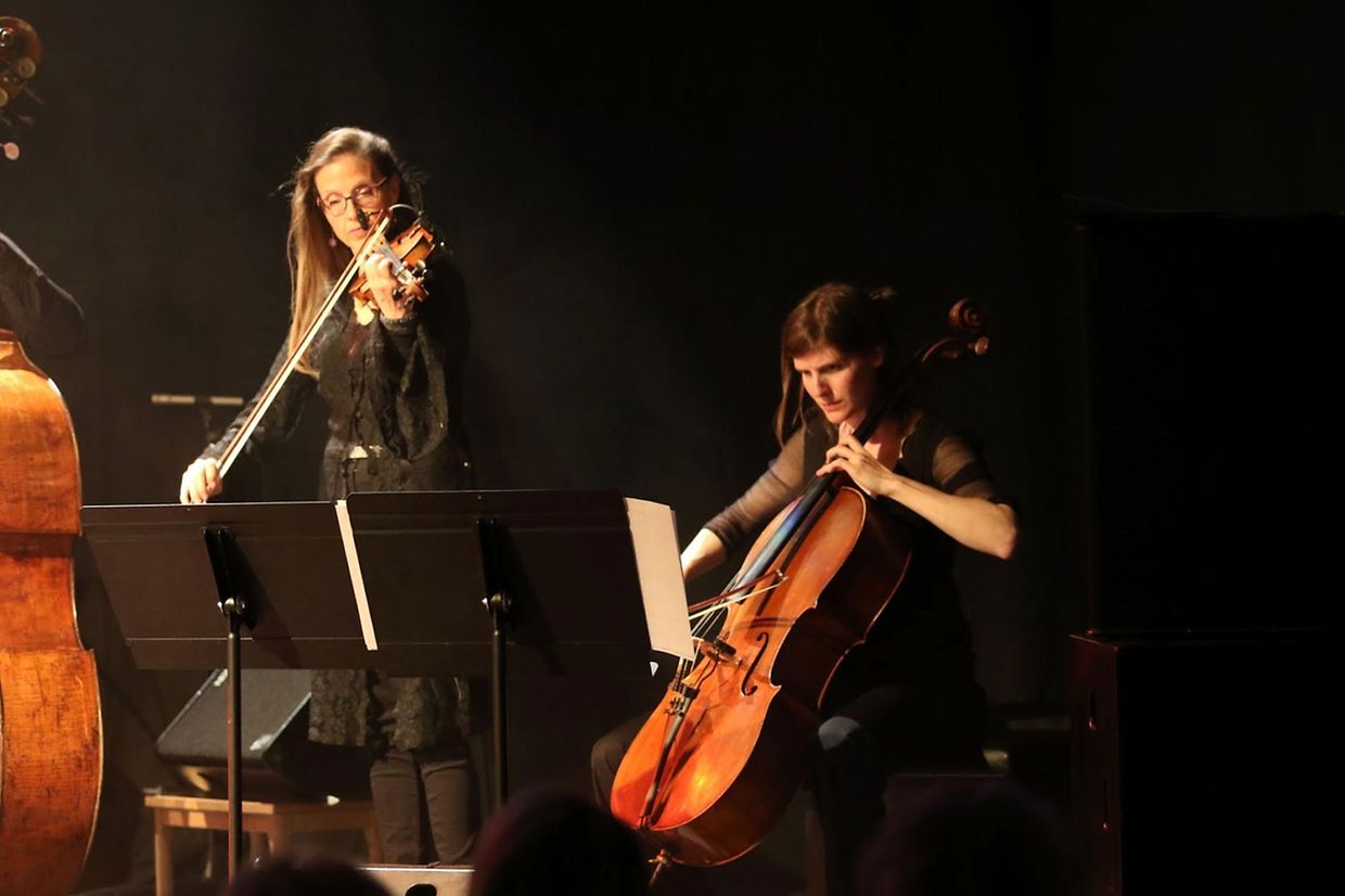 Barbara Witzel é violinista na Orquestra Filarmónica do Luxemburgo. O violoncelo é assegurado por Annemie Osborne