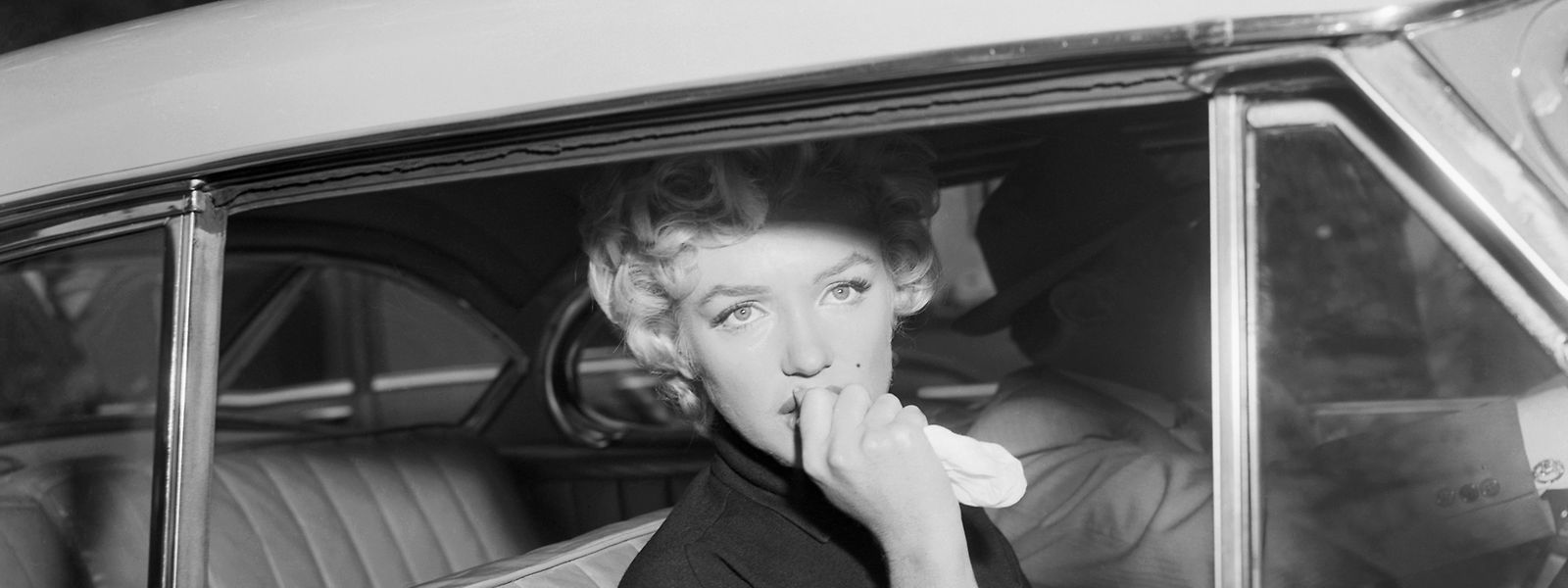 Marilyn Monroe im Jahr 1954, nachdem sie verkündet hatte, sich von ihrem zweiten Mann, dem Baseball-Star Joe DiMaggio, wegen „seelischer Grausamkeit“ scheiden zu lassen. Neun Monate war sie mit ihm verheiratet.