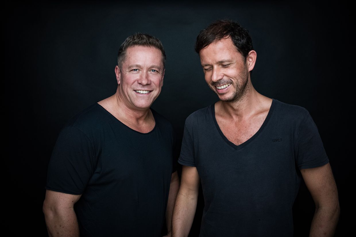 Les allemands Claus Terhoeven et Stefan Bossems de Cosmic Gate font partie des DJ trance les plus fameux.