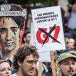 07.06.2018, Kanada, Quebec: Demonstranten ziehen bei einem G7-Protest durch Quebec. Der G7 Gipfel findet in Charlevoix unweit der Ortschaft La Malbaie in der Provinz Quebec statt. Foto: Michael Kappeler/dpa +++ dpa-Bildfunk +++