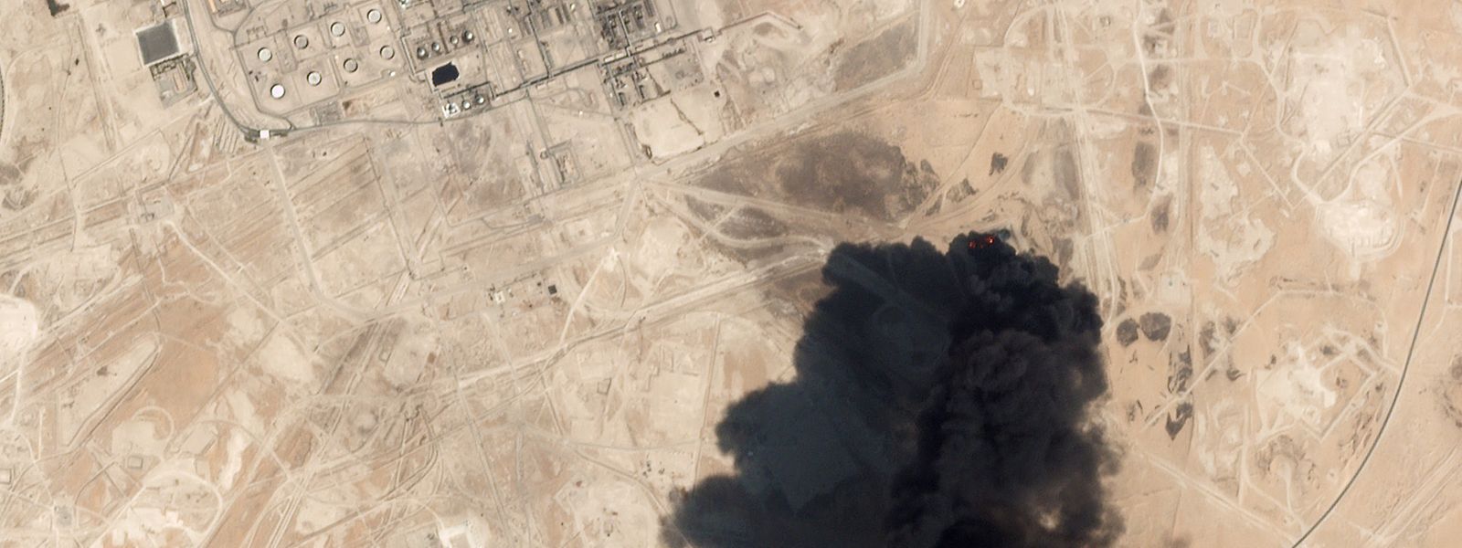 Das Satellitenbild über der Abqaiq-Ölfabrik in Saudi-Arabien zeigt den aufsteigenden pechschwarzen Rauch. Der Drohnenangriff könnte die Lage am Persischen Golf eskalieren lassen.