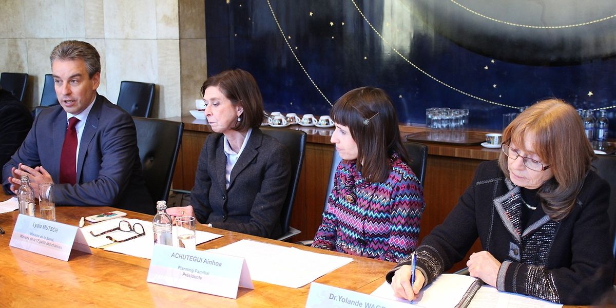 Unterrichtsminister Claude Meisch, Gesundheitsministerin Lydia Mutsch, Ainhoa Achutegui, Präsidentin des Planning familial, und Yolande Wagener, leitende Ärztin der Abteilung Médecine scolaire (von links nach rechts).
