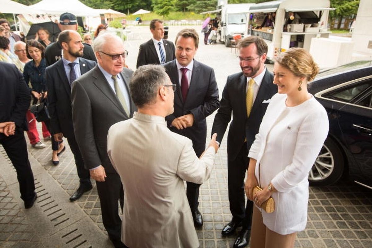 Le directeur du musée, Enrico Lunghi, accueille le Grand-Duc héritier Guillaume et son épouse Stéphanie, présidente du Conseil d'administration de la Fondation du Mudam, lors des célébrations des 10 ans de l'institution en présence du Premier ministre et ministre de la Culture Xavier Bettel.