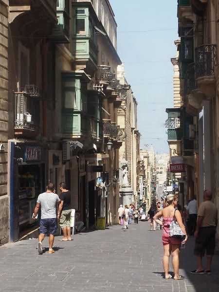 Valletta: Zahlreiche Geschäfte laden zum Shoppen ein. 
