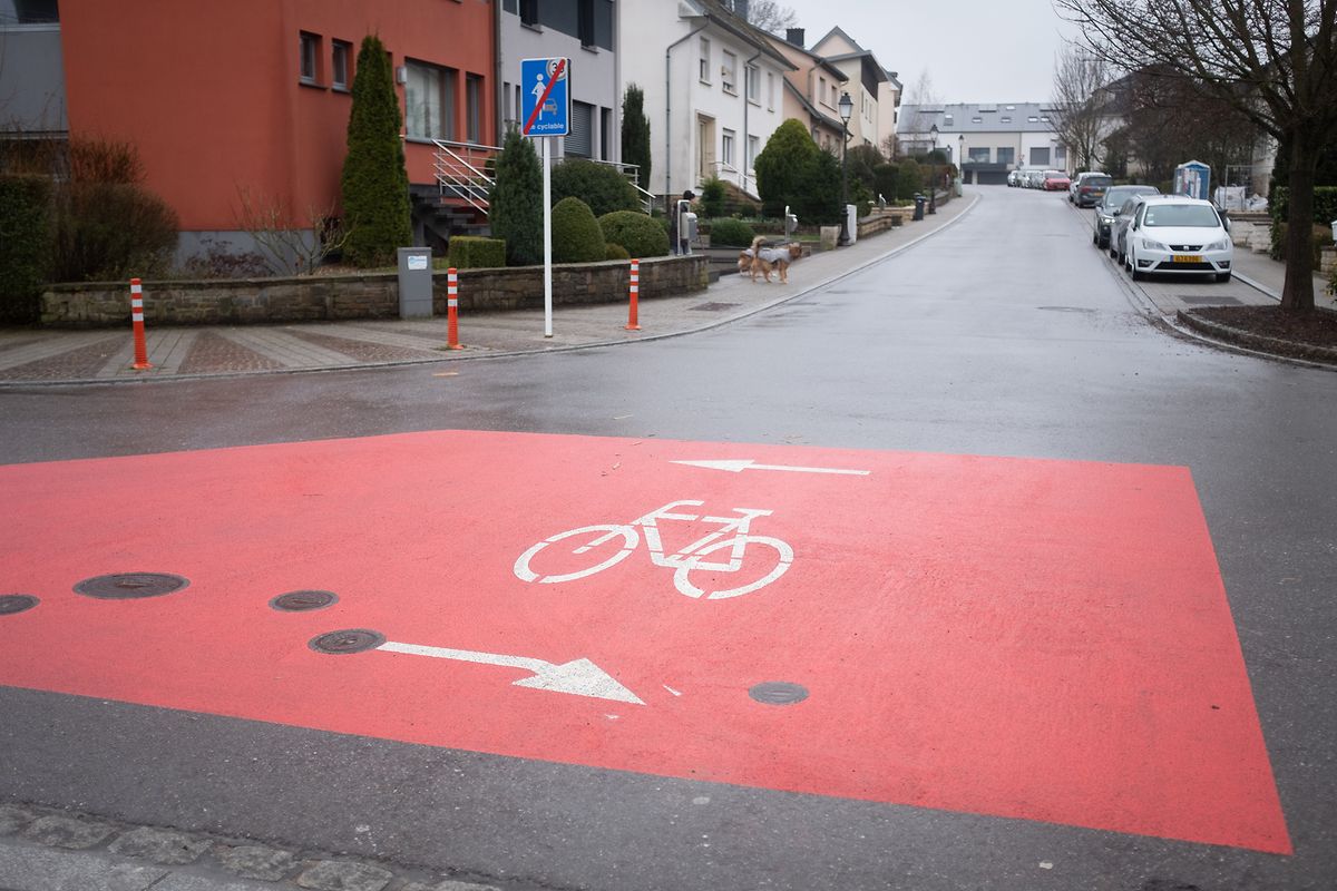 Bientôt, le Code de la route prévoira également un marquage rouge de la chaussée sur de grandes surfaces, comme ici à Fentange. 