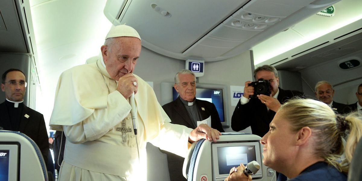 Auf dem Rückweg von Krakau nach Rom gibt Papst Franziskus eine Pressekonferenz im Flugzeug.