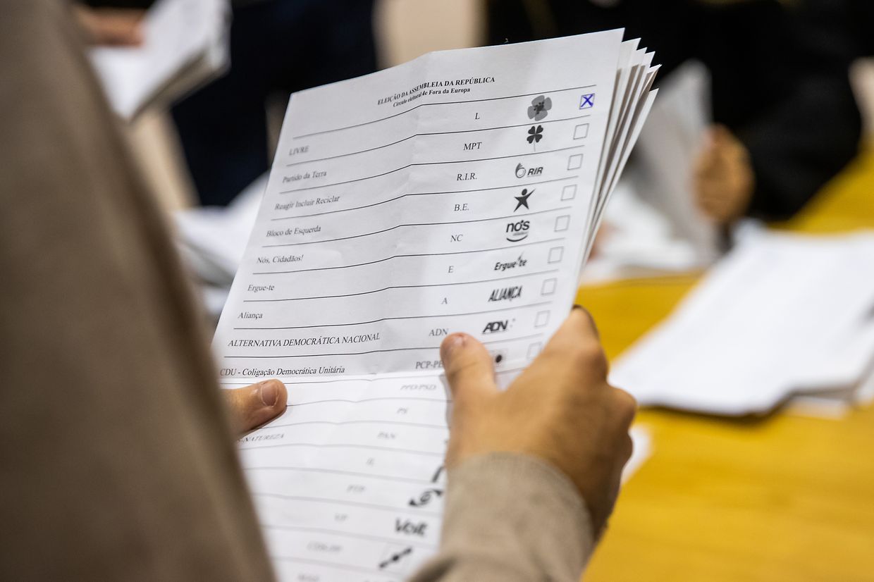 Delegados realizam a contagem de votos dos eleitores no estrangeiro das eleições legislativas, na FIL, em Lisboa, 09 de fevereiro de 2022. 
