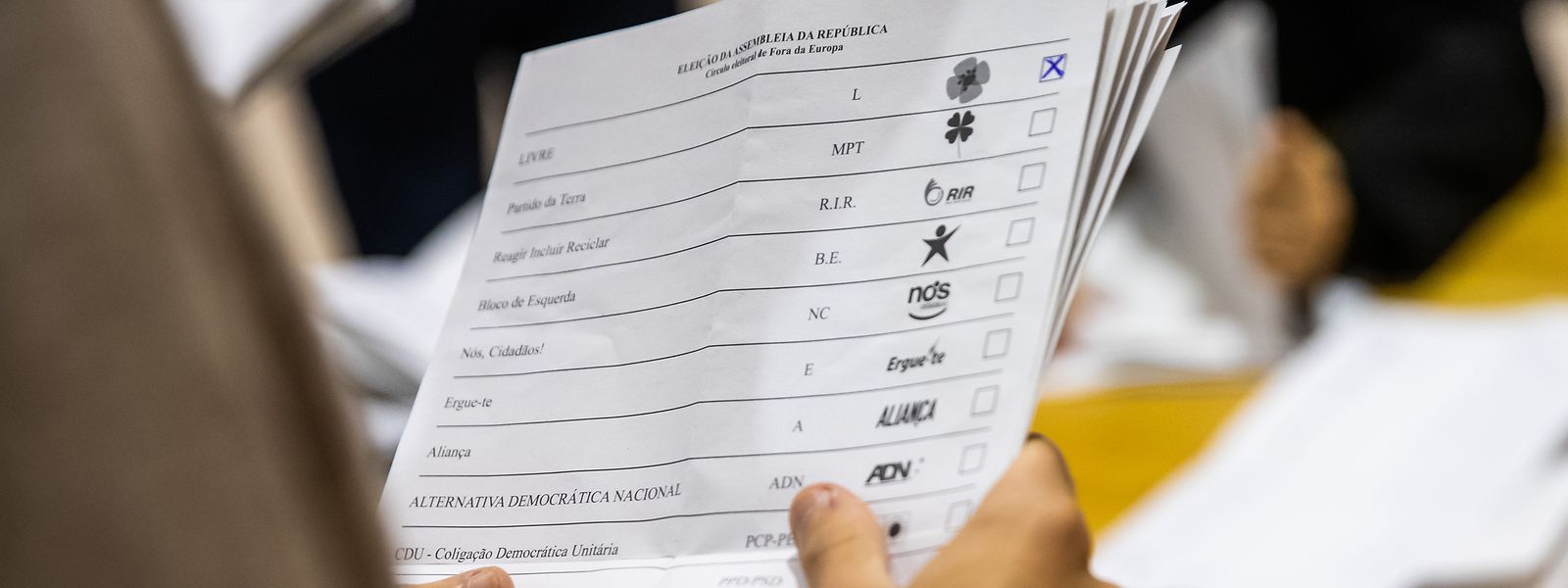 Delegados realizam a contagem de votos dos eleitores no estrangeiro das eleições legislativas, na FIL, em Lisboa, 09 de fevereiro de 2022. 