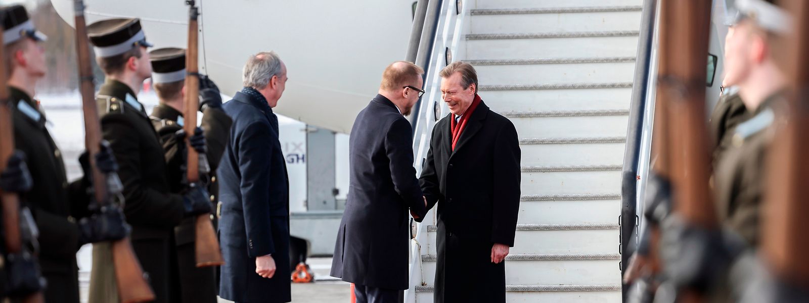 Paul Schmit, embaixador do Grão-Ducado do Luxemburgo na Letónia e  Raimonds Jansons, chefe do protocolo do governo recebem o Grâo-Duque Henri à chegada à Letónia.