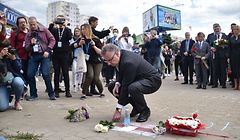 Head of the EU Delegation in Belarus Dirk Schuebel lays flowers at the site where a protester died on August 10, in Minsk on August 13, 2020. - Crowds of people in the Belarusian capital Minsk on August 13 formed human chains as protesters continued a peaceful wave of demonstrations against a police crackdown after a disputed presidential election. (Photo by Sergei GAPON / AFP)
