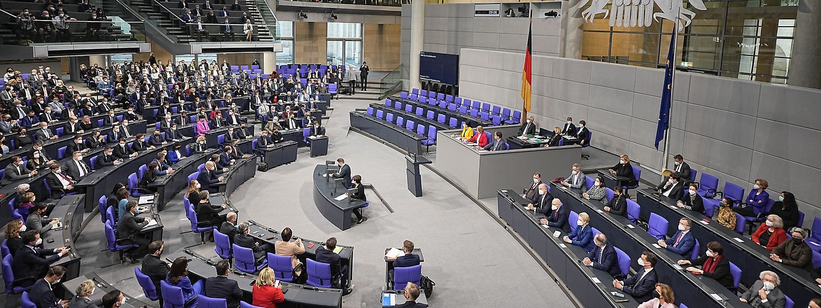 Im Bundestag findet die Wahl und Vereidigung von Scholz zum Bundeskanzler und die Vereidigung der Bundesministerinnen und -minister der neuen rot-grün-gelben Bundesregierung statt.
