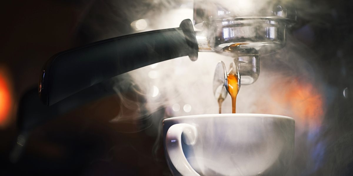 Schon der Duft von Kaffee wirkt auf viele anregend - das Trinken erst recht. Wer es nicht übertreibt, schadet seiner Gesundheit mit dem Genuss von Kaffee auch nicht.