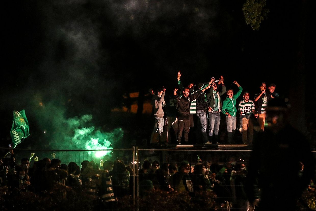 Festejos e confrontos entre adeptos e polícia na noite em que o Sporting voltou a conquistar o campeonato nacional, 19 depois.