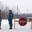 ARCHIV - 20.12.2013, Russland, Segescha: Offiziere der Spezialpolizei OMON stehen an einer Straßensperre in der Nähe der Strafkolonie Nr. 7 in der Region Karelien. (zu dpa «Hölle auf Erden - Straflager wartet auf Kremlgegner Nawalny») Foto: Kvitkevich Sergey/ITAR-TASS/dpa +++ dpa-Bildfunk +++