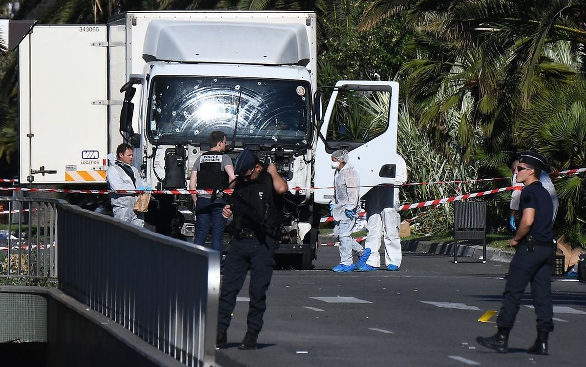 Kriminalbeamte untersuchen den Lastwagen des Anschlags