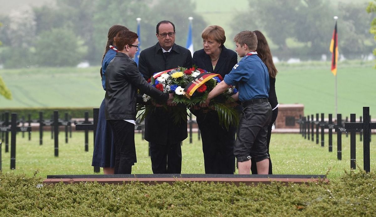 La présence des jeunes aux côtés de la chancelière et du président est le signe de la volonté de transmettre la mémoire de la terrible Grande guerre. 