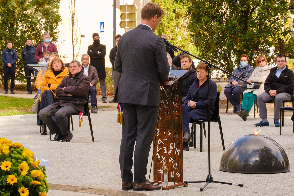 Vereine und Gemeinderat bei der Kranzniederlegung am Monument au Morts. Gedenken der Opfer des 2. Weltkriegs in Bettemburg.