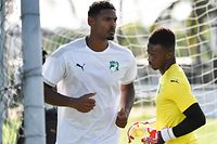 (FILES) In this file photo taken on June 1, 2022 Ivory Coast's Sebastien Haller (C) takes part in a training session in Abidjan, ahead of their Africa Cup of Nations (CAN) 2023 qualification football match against Zambia. - Borussia Dortmund said on July 18, 2022 striker Sebastien Haller has left their pre-season training camp in Switzerland after a tumour was found in his testicle. Ivory Coast's Haller joined the German club earlier this month as a replacement for Erling Haaland, who has signed for Manchester City. (Photo by Issouf SANOGO / AFP)