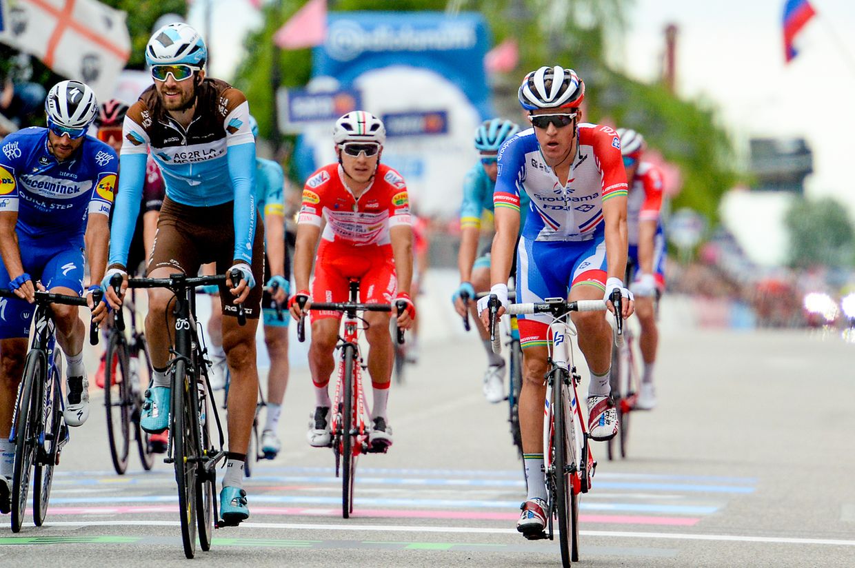 Ben Gastauer (Ag2r) und Miles Scotson (AUS/Groupama) im Ziel.